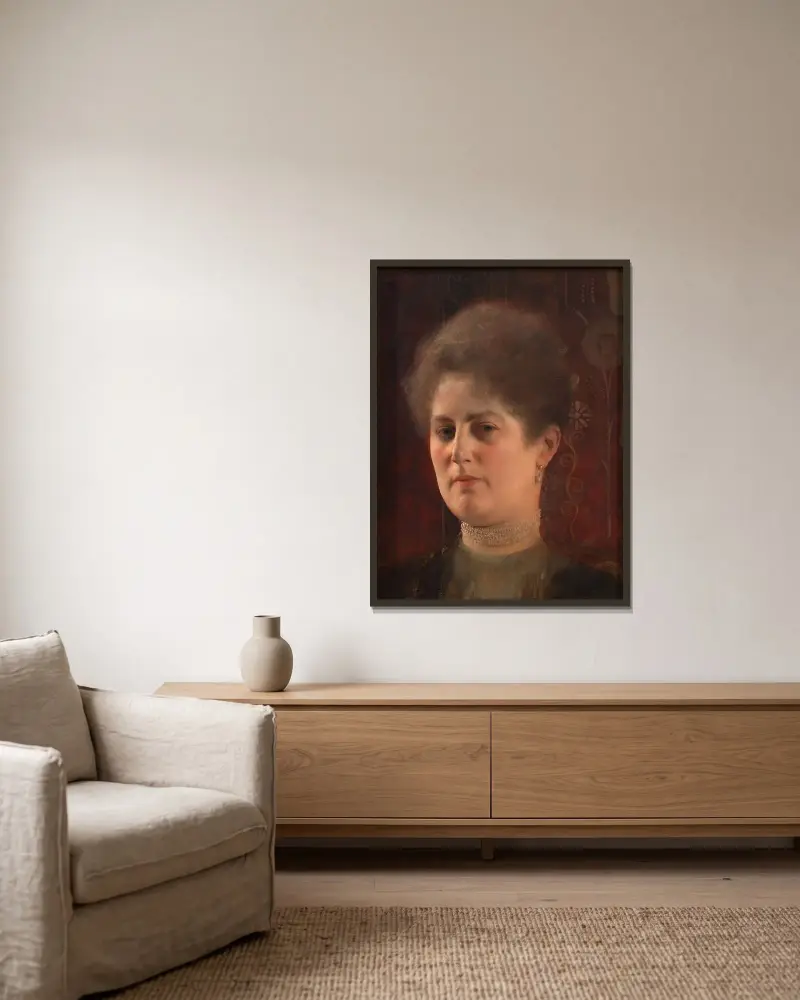 Bildnis einer unbekannten Frau (Frau Heymann) von Gustav Klimt gerahmt an einer Wand