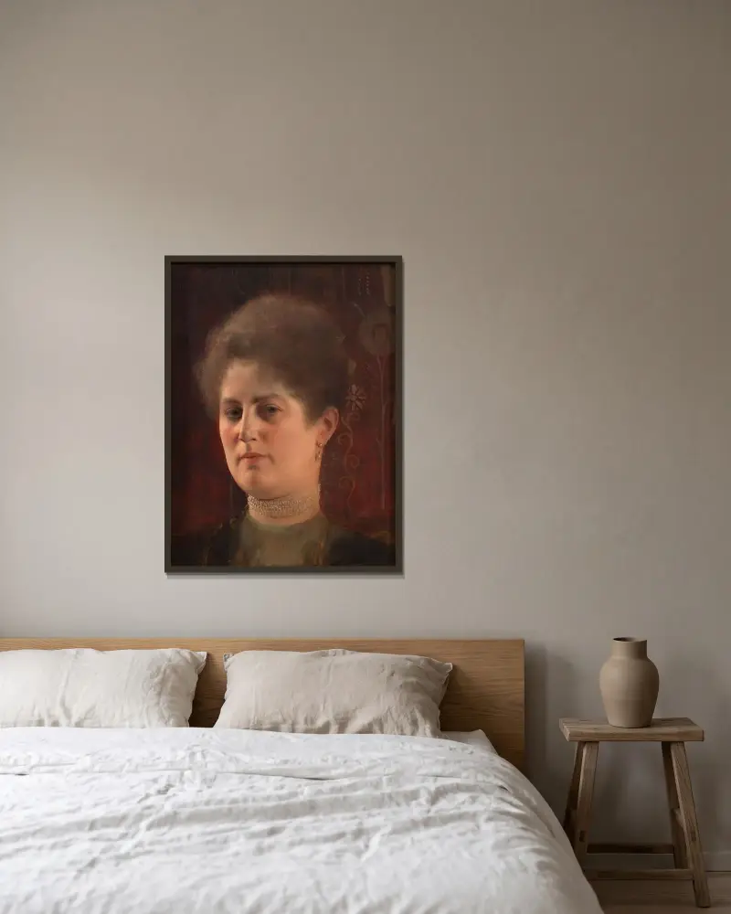 Bildnis einer unbekannten Frau (Frau Heymann) von Gustav Klimt gerahmt an einer Wand