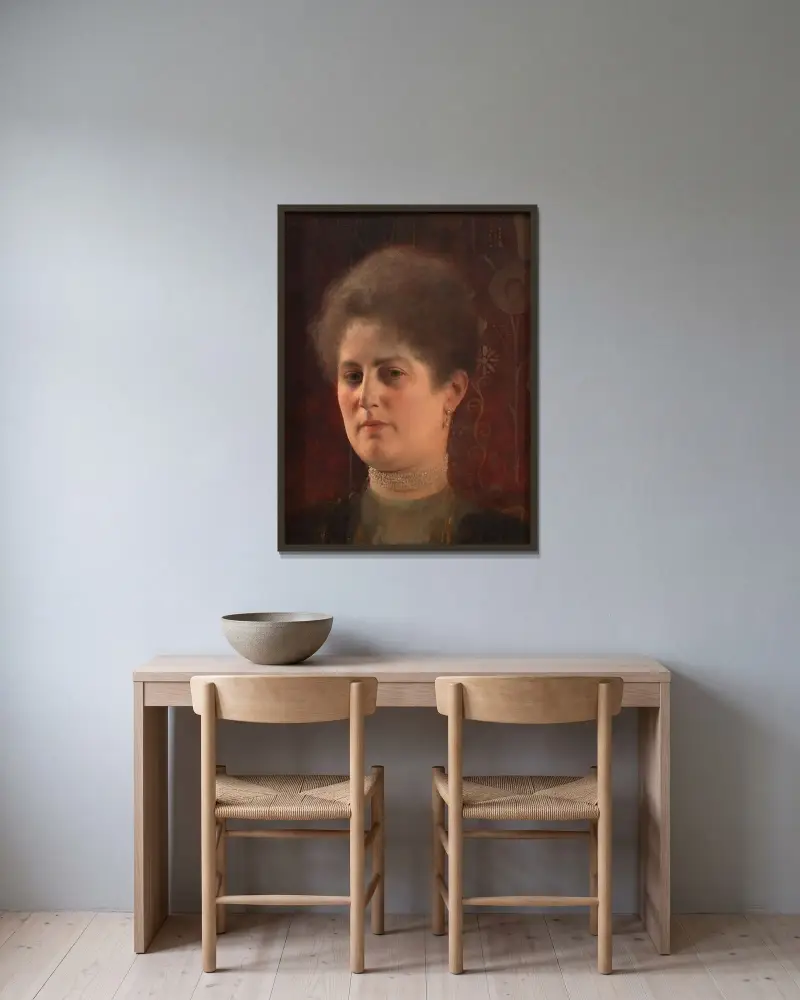 Bildnis einer unbekannten Frau (Frau Heymann) von Gustav Klimt gerahmt an einer Wand