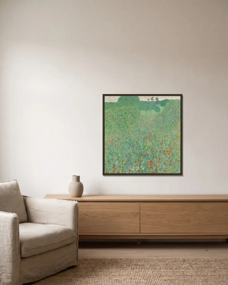 Blühender Mohn von Gustav Klimt gerahmt an einer Wand