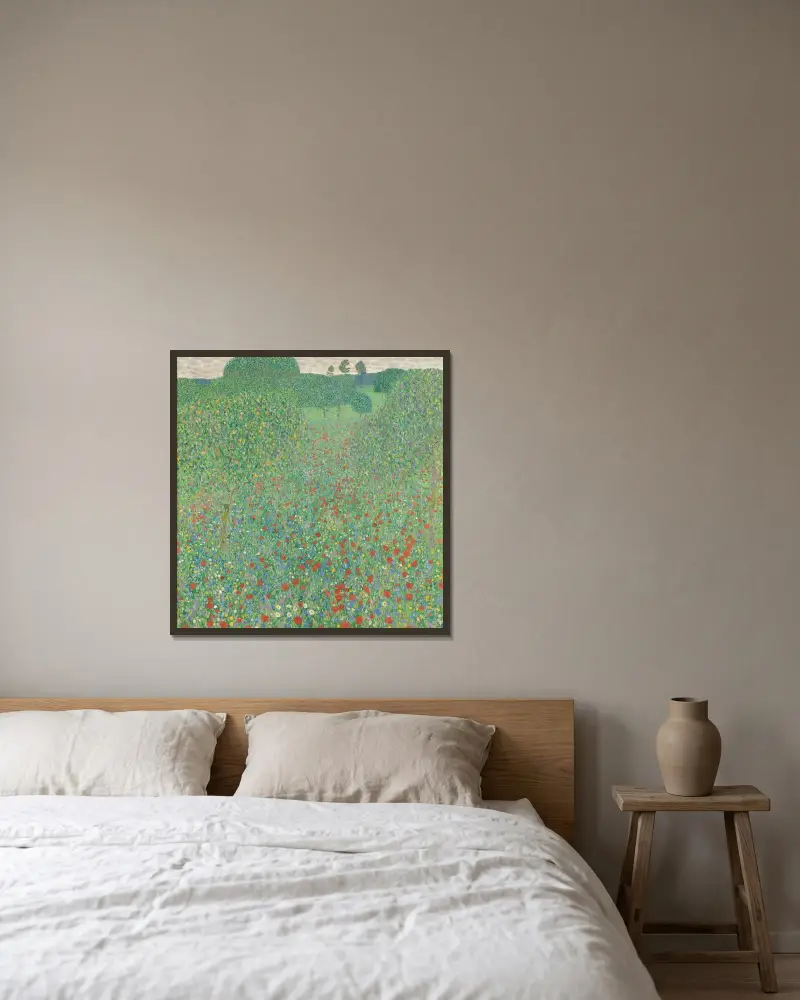 Blühender Mohn von Gustav Klimt gerahmt an einer Wand