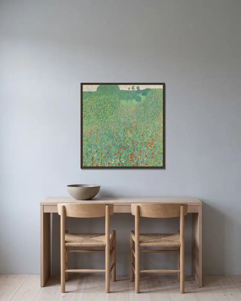 Blühender Mohn von Gustav Klimt gerahmt an einer Wand