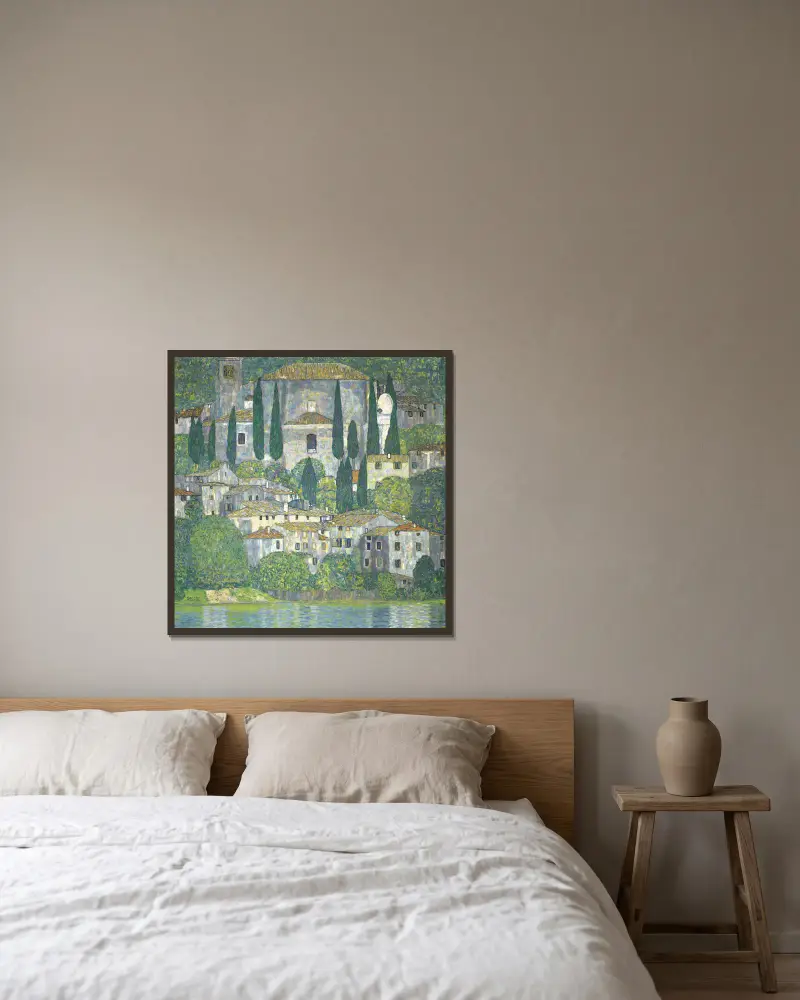 Kyrka i Cassone – landskap med cypresser av Gustav Klimt inramad på en vägg