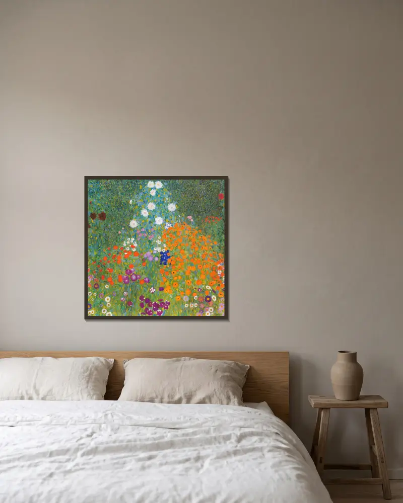 Cottage Garden av Gustav Klimt inramad på en vägg