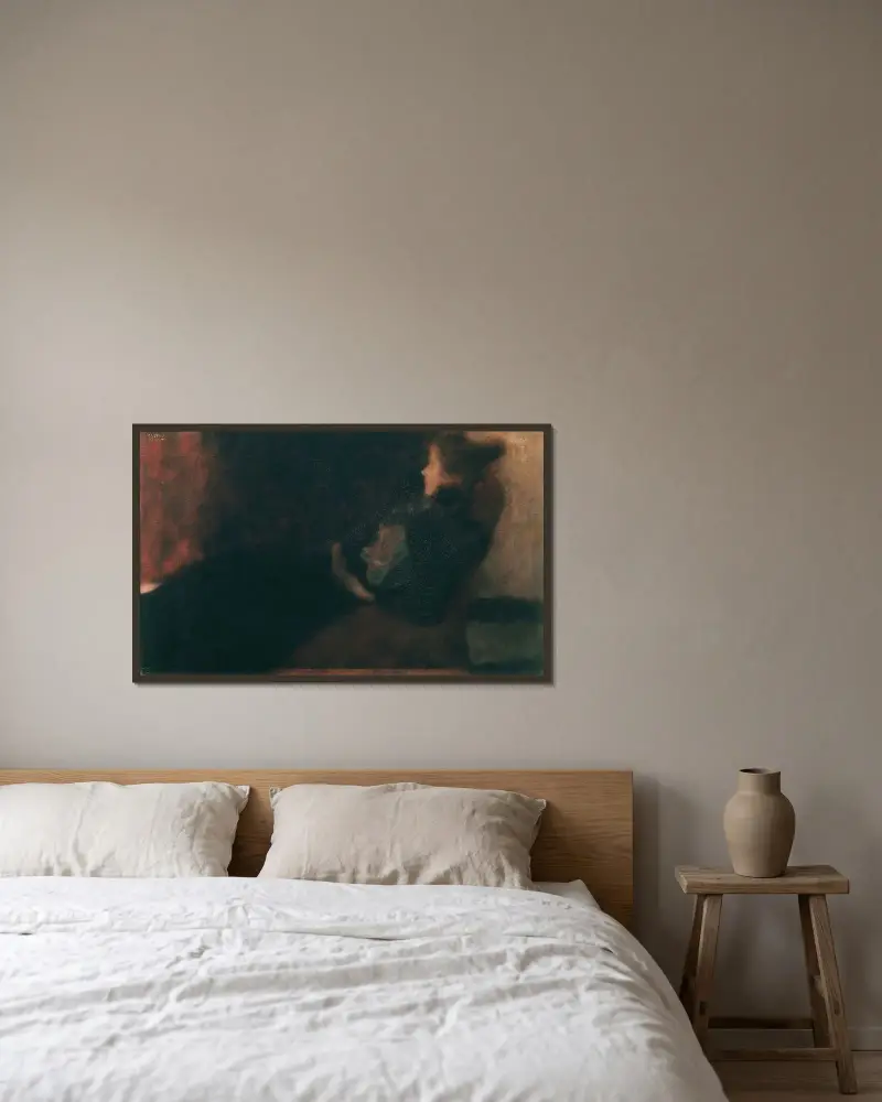 Dáma u krbu, Gustav Klimt v rámu na stěně