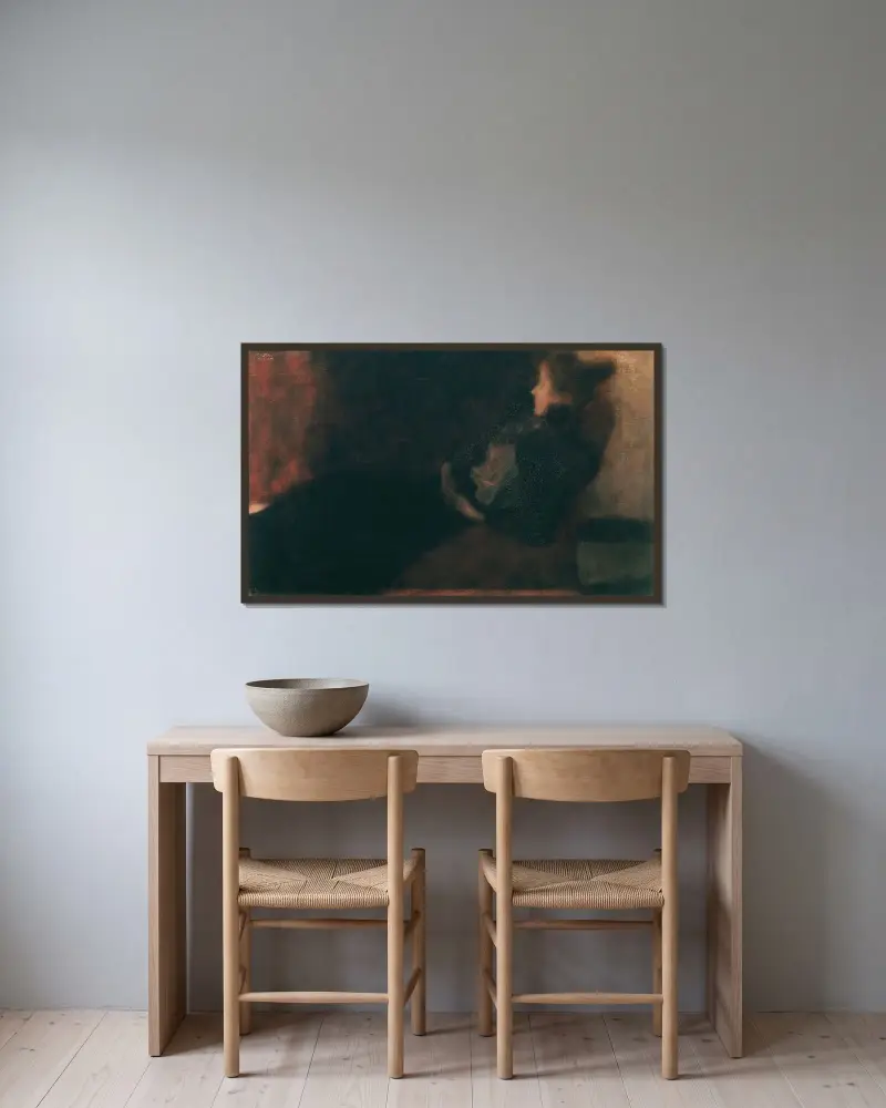 Dáma u krbu, Gustav Klimt v rámu na stěně