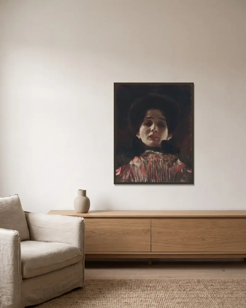 Kvinna framifrån i plisserad klänning av Gustav Klimt inramad på en vägg