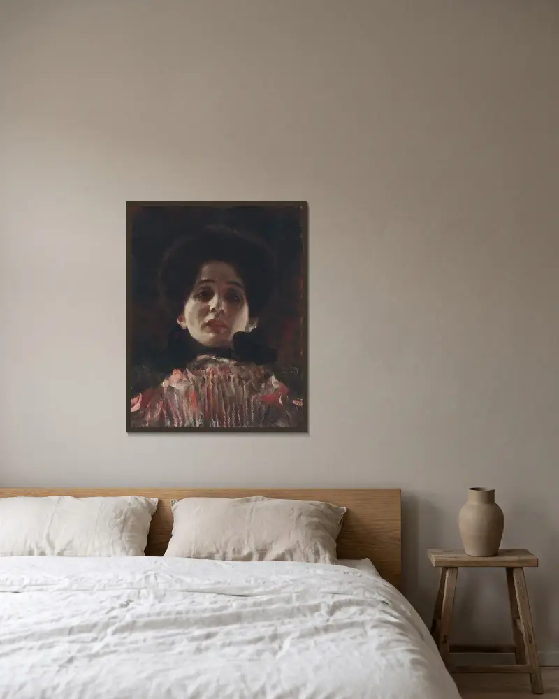 Kvinna framifrån i plisserad klänning av Gustav Klimt inramad på en vägg