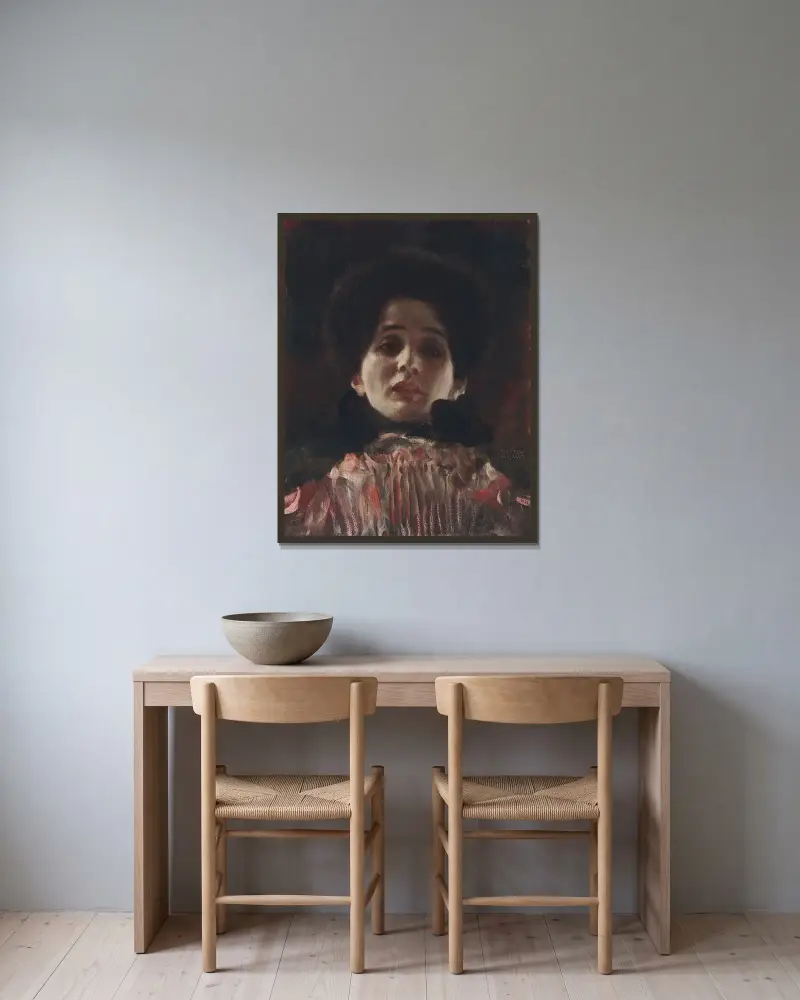 Kvinna framifrån i plisserad klänning av Gustav Klimt inramad på en vägg