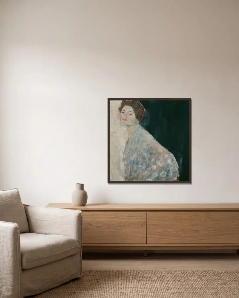 Dame in Weiß av Gustav Klimt inramad på en vägg