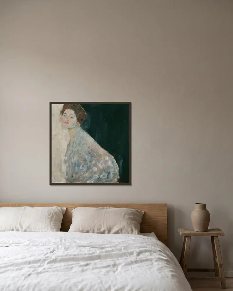 Dame in Weiß av Gustav Klimt inramad på en vägg