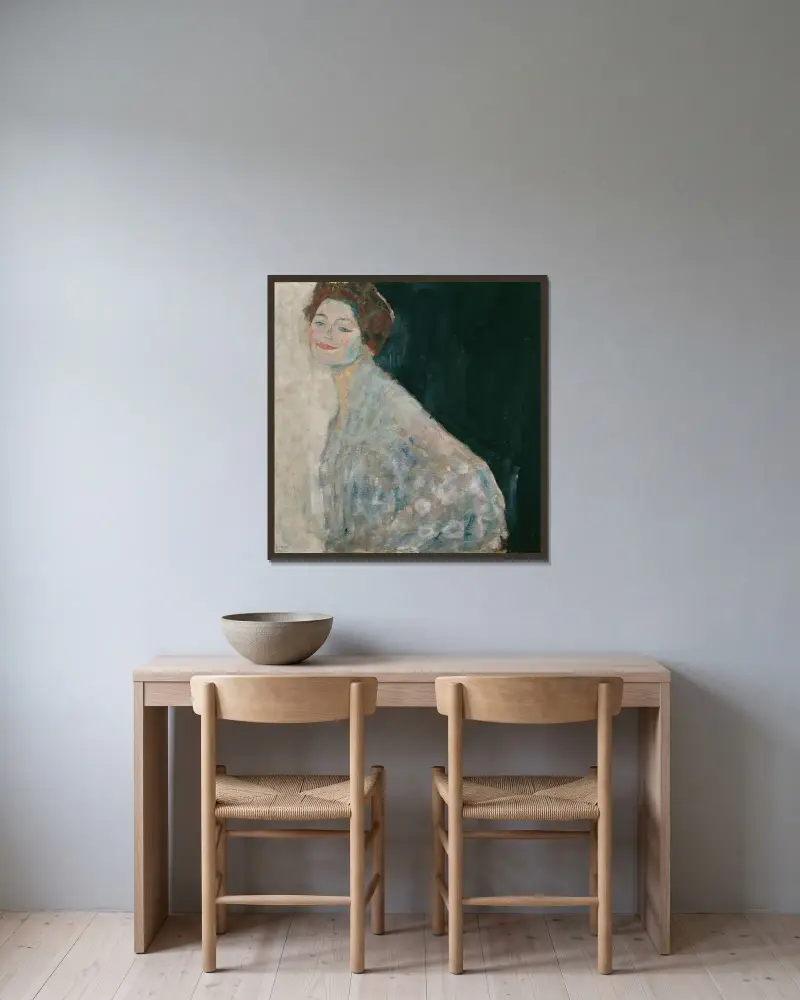 Dame in Weiß av Gustav Klimt inramad på en vägg