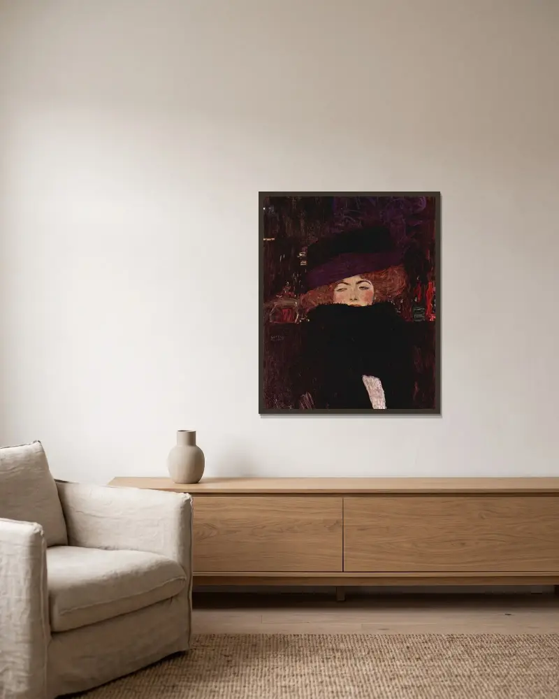 Damen med hatt och fjäderboa av Gustav Klimt inramad på en vägg