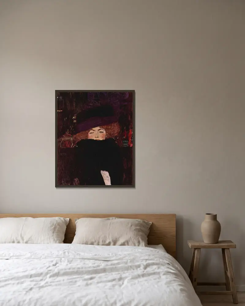 Damen med hatt och fjäderboa av Gustav Klimt inramad på en vägg