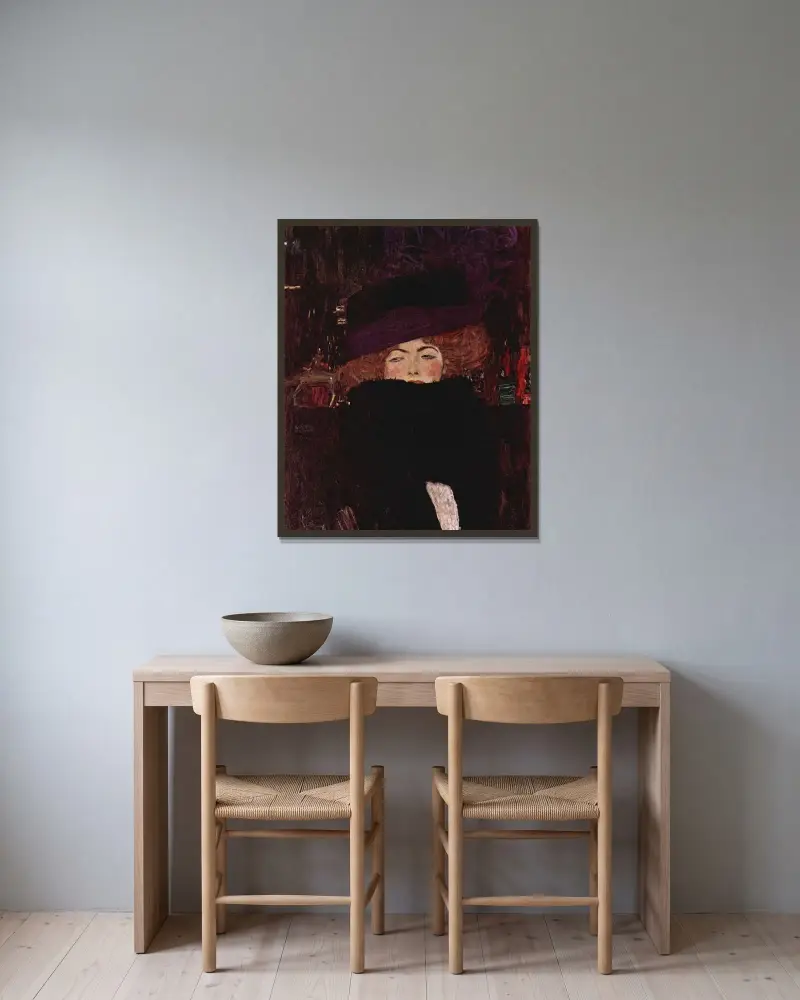 Damen med hatt och fjäderboa av Gustav Klimt inramad på en vägg