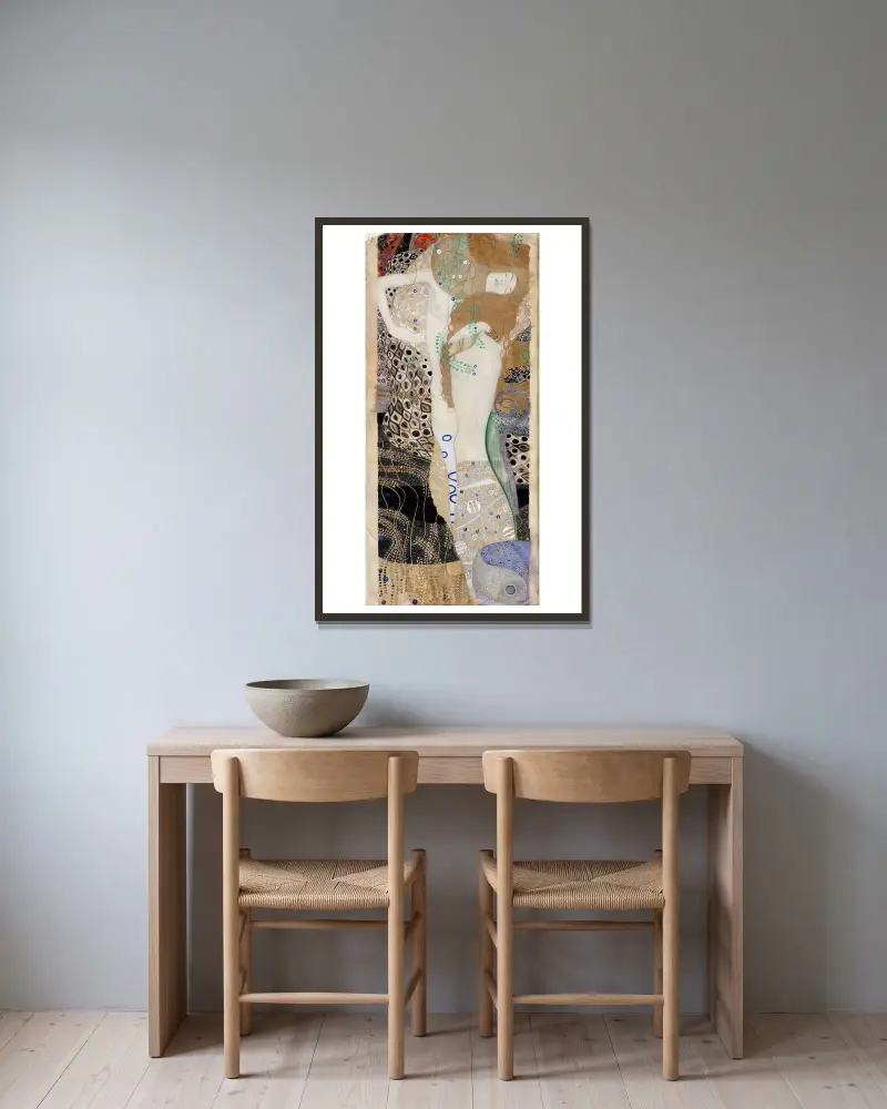 Girlfriends (water snakes I) av Gustav Klimt inramad på en vägg