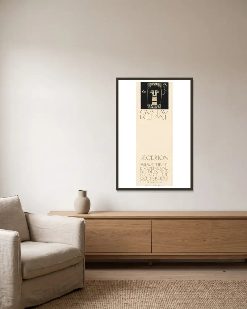 Plakat der 18. Ausstellung der Secession von Gustav Klimt gerahmt an einer Wand