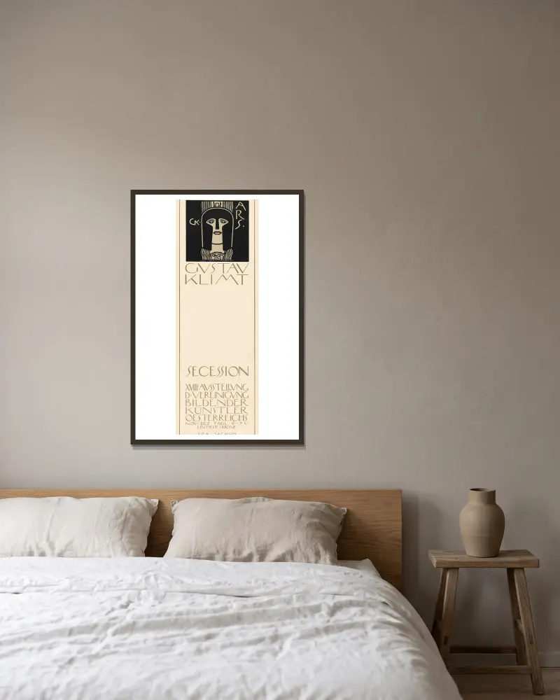 Plakat der 18. Ausstellung der Secession von Gustav Klimt gerahmt an einer Wand