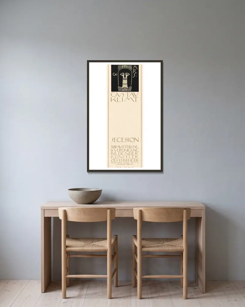 Plakat der 18. Ausstellung der Secession von Gustav Klimt gerahmt an einer Wand