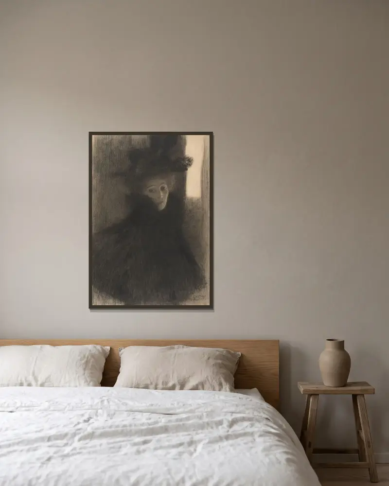 Porträtt av en dam med cape och hatt av Gustav Klimt inramad på en vägg