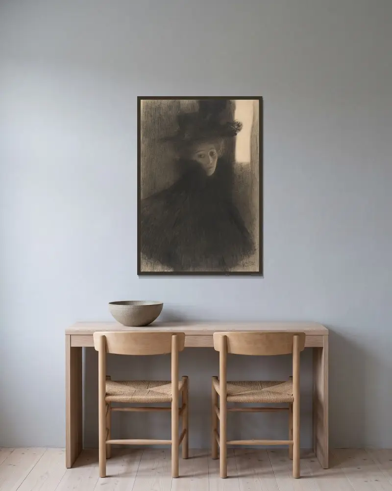 Porträtt av en dam med cape och hatt av Gustav Klimt inramad på en vägg