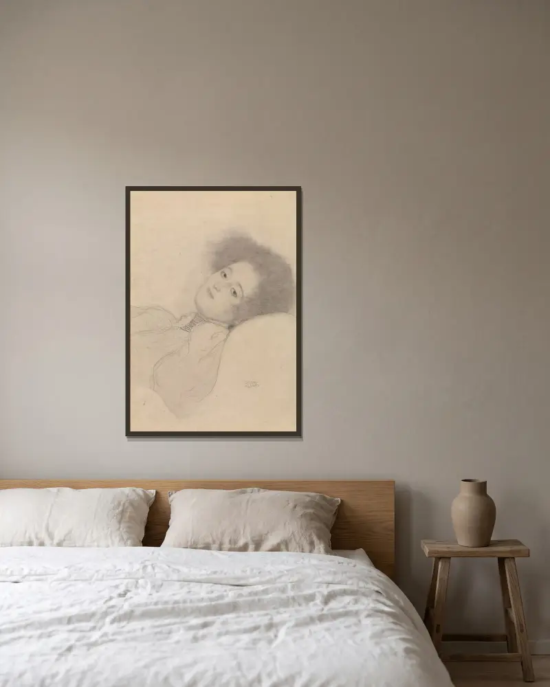 Porträtt av en liggande ung kvinna av Gustav Klimt inramad på en vägg