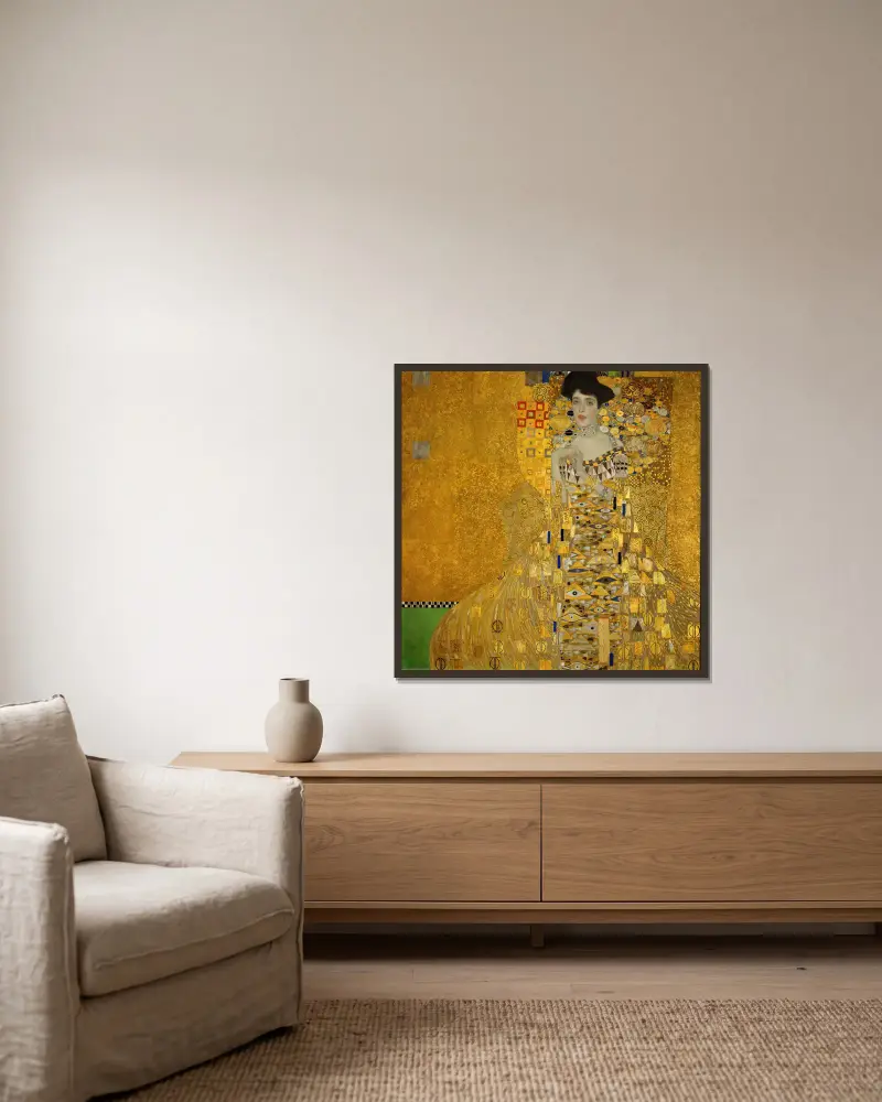 Portrait of Adele Bloch-Bauer I av Gustav Klimt inramad på en vägg