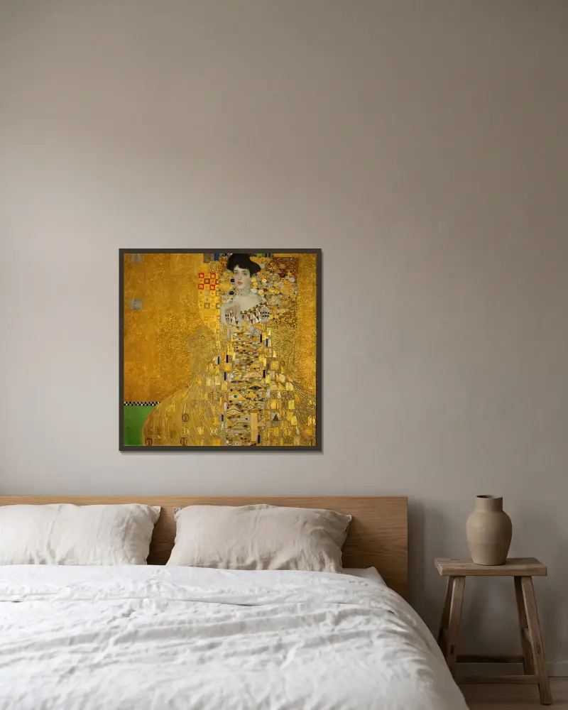 Portrait of Adele Bloch-Bauer I av Gustav Klimt inramad på en vägg