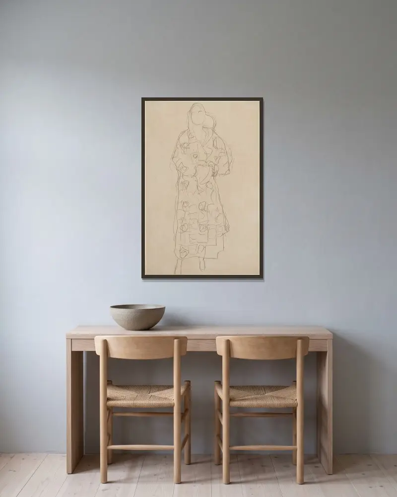 Stående figur i dekorerad klänning av Gustav Klimt inramad på en vägg