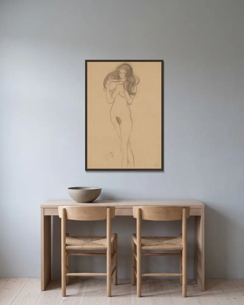 Stående flicka, naken, sedd från vänster av Gustav Klimt inramad på en vägg