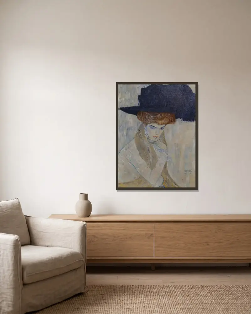 Černý péřový klobouk, Gustav Klimt v rámu na stěně
