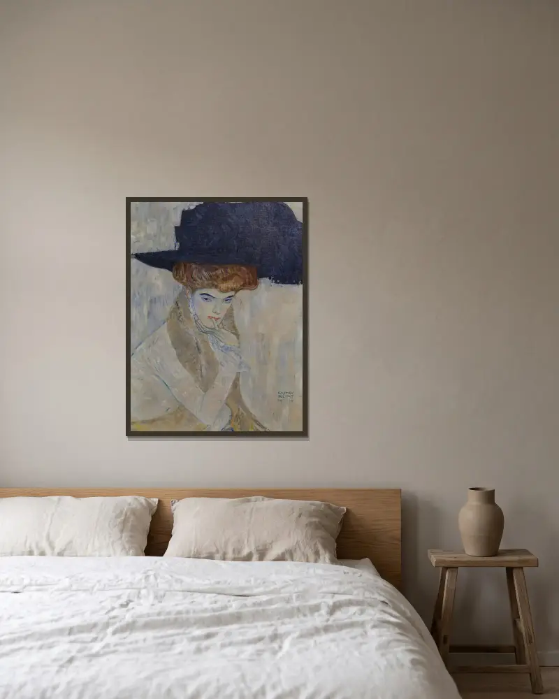 Černý péřový klobouk, Gustav Klimt v rámu na stěně