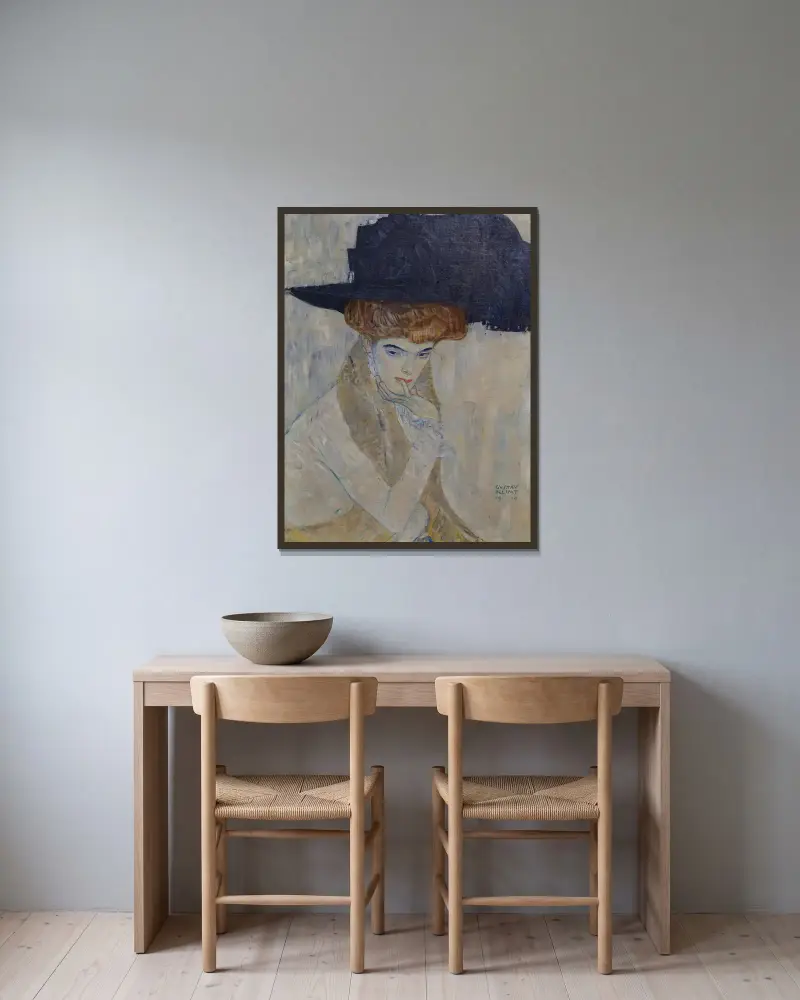 Černý péřový klobouk, Gustav Klimt v rámu na stěně