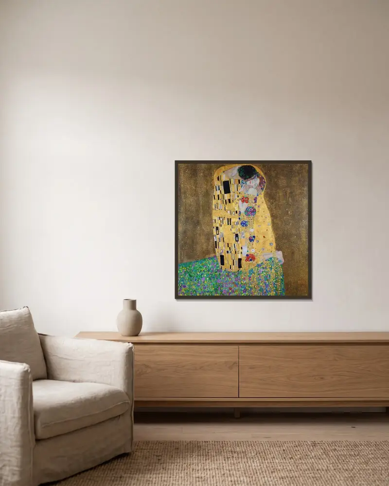 Kyssen av Gustav Klimt inramad på en vägg