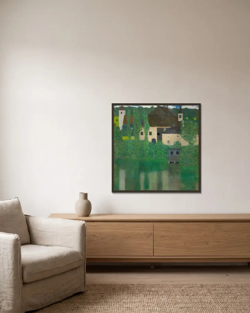 Wasserschloss von Gustav Klimt gerahmt an einer Wand