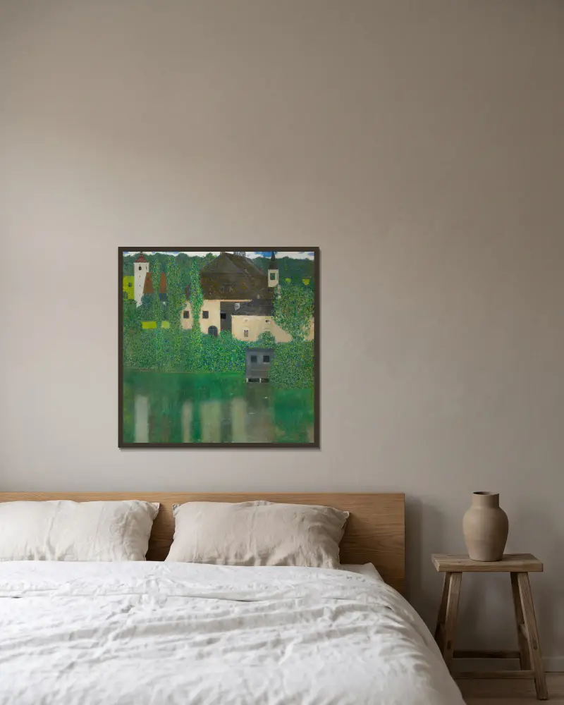 Wasserschloss von Gustav Klimt gerahmt an einer Wand