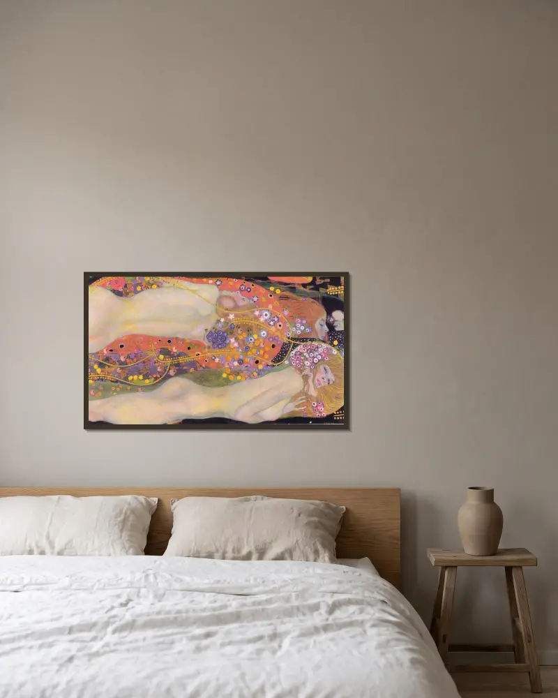Water Serpents II av Gustav Klimt inramad på en vägg