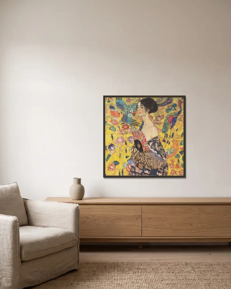 Dame mit Fächer von Gustav Klimt gerahmt an einer Wand