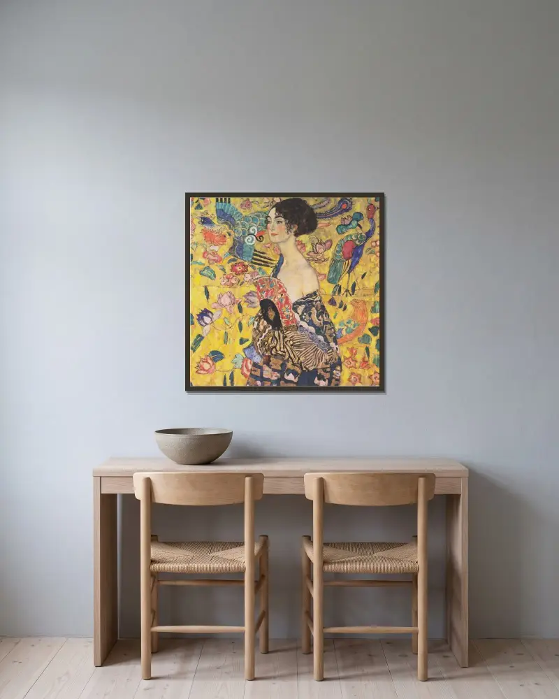 Dame mit Fächer von Gustav Klimt gerahmt an einer Wand