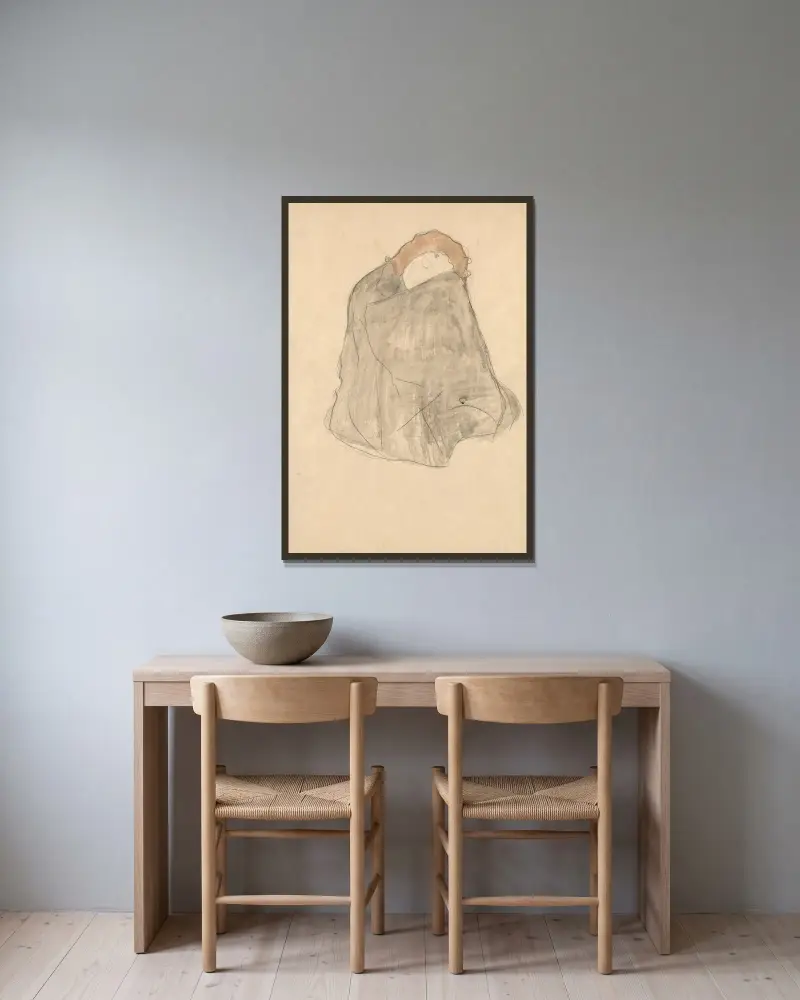 Hopsjunken sittande kvinna, insvept i mörk mantel av Gustav Klimt inramad på en vägg