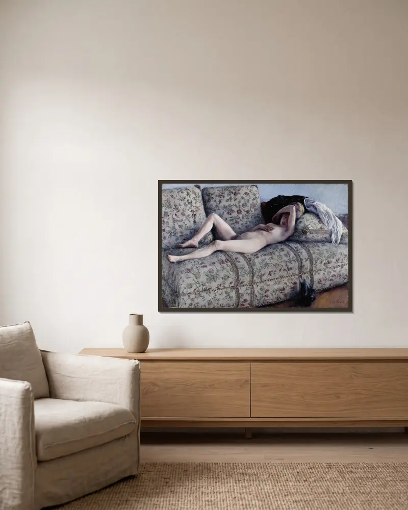Akt auf einem Sofa von Gustave Caillebotte gerahmt an einer Wand