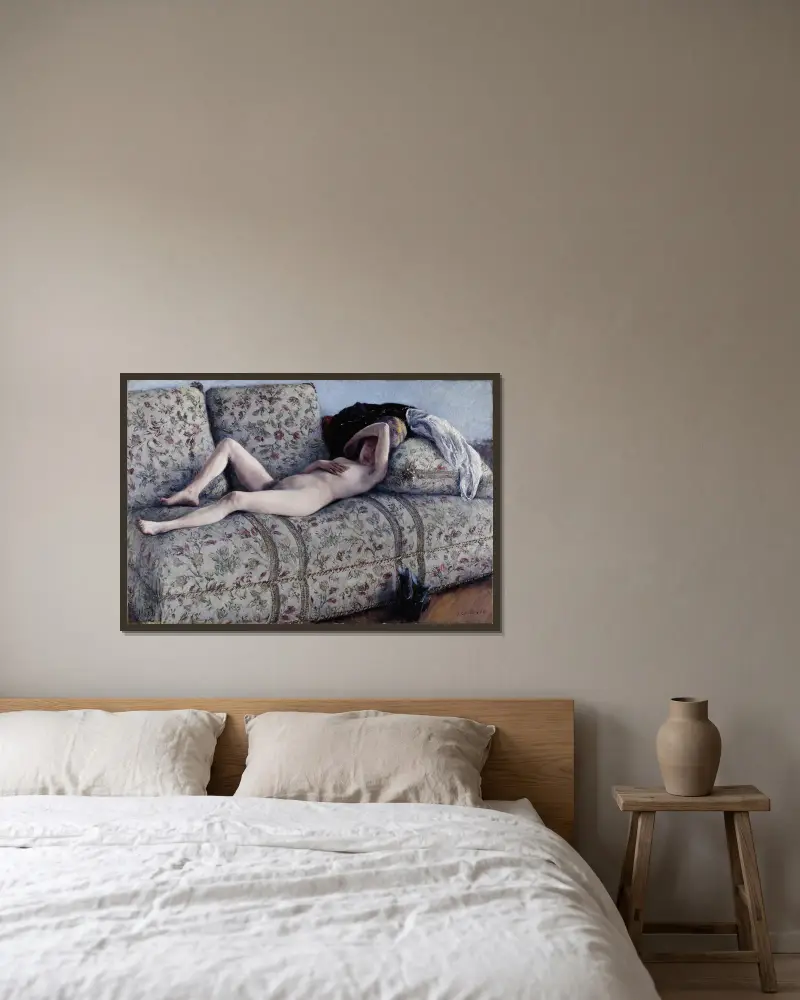 Akt auf einem Sofa von Gustave Caillebotte gerahmt an einer Wand