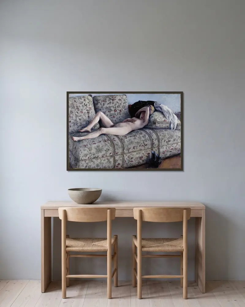 Akt auf einem Sofa von Gustave Caillebotte gerahmt an einer Wand