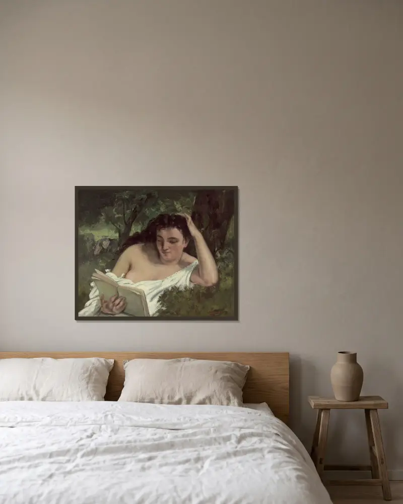 Ung kvinna läsande av Gustave Courbet inramad på en vägg
