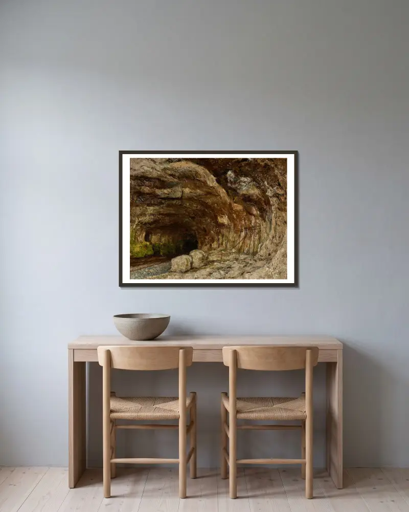 Grottan i Sarrazine nära Nans-sous-Sainte-Anne av Gustave Courbet inramad på en vägg
