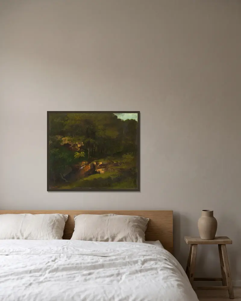 Skogsbeklädd bergssluttning med klippor av Gustave Courbet inramad på en vägg
