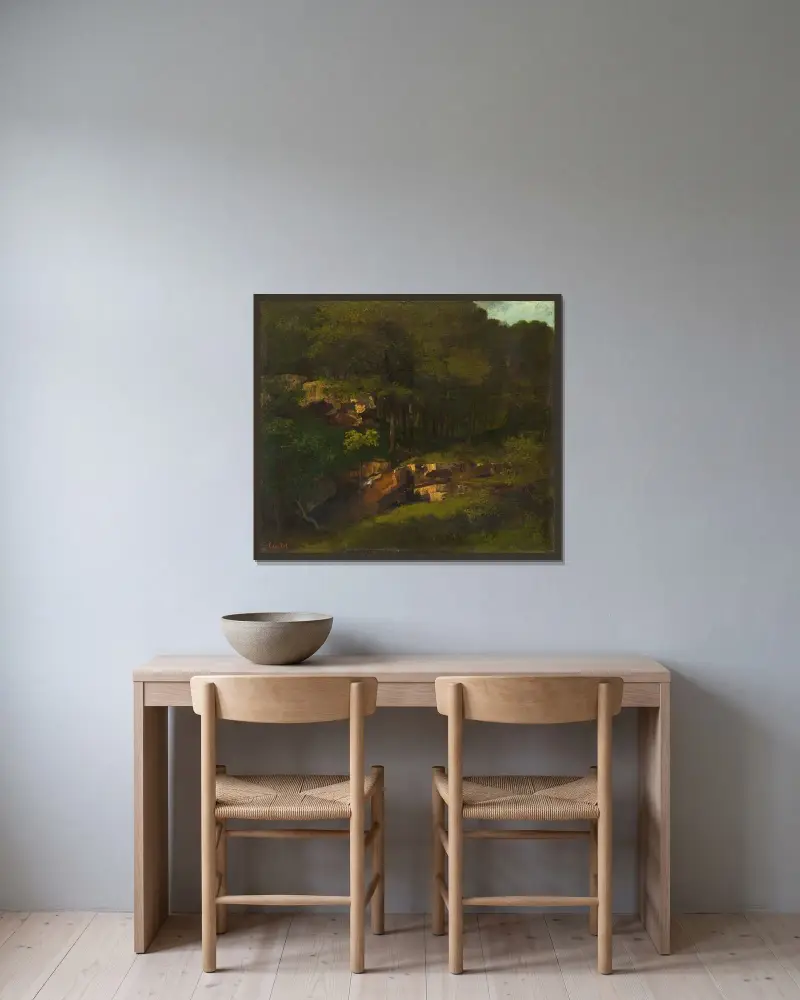 Skogsbeklädd bergssluttning med klippor av Gustave Courbet inramad på en vägg
