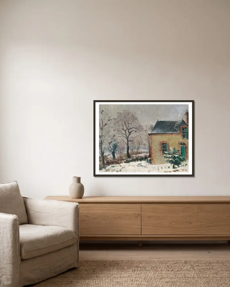 Lantligt hus vid en bäck under snö av Gustave Loiseau inramad på en vägg