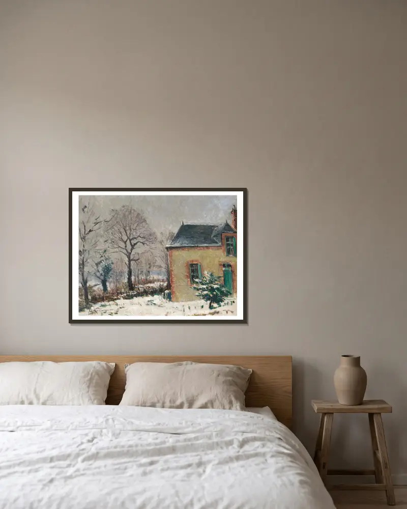 Lantligt hus vid en bäck under snö av Gustave Loiseau inramad på en vägg