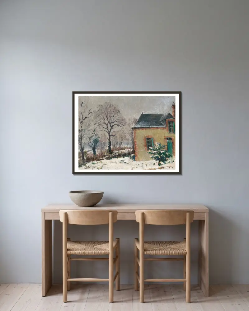 Lantligt hus vid en bäck under snö av Gustave Loiseau inramad på en vägg